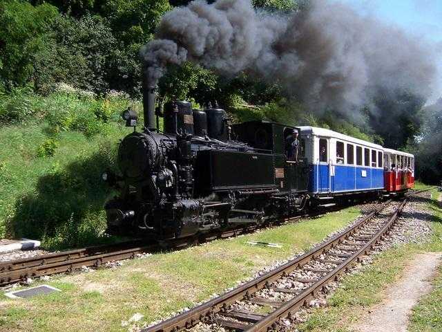 490,039 által vontatott gőzvontatású nosztalgiavonat bejár Jánoshegy állomásra.